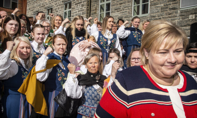 Erna omringet av sykehusaktivister